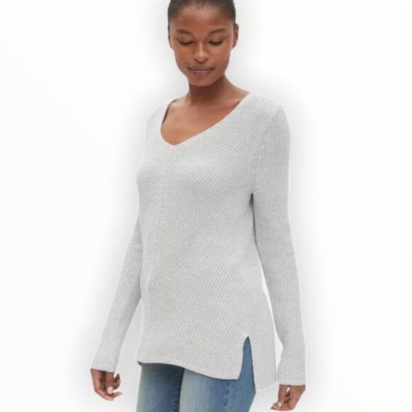 Gap Women’s Light Gray V-neck Sweater size Medium - Picture 1 of 6